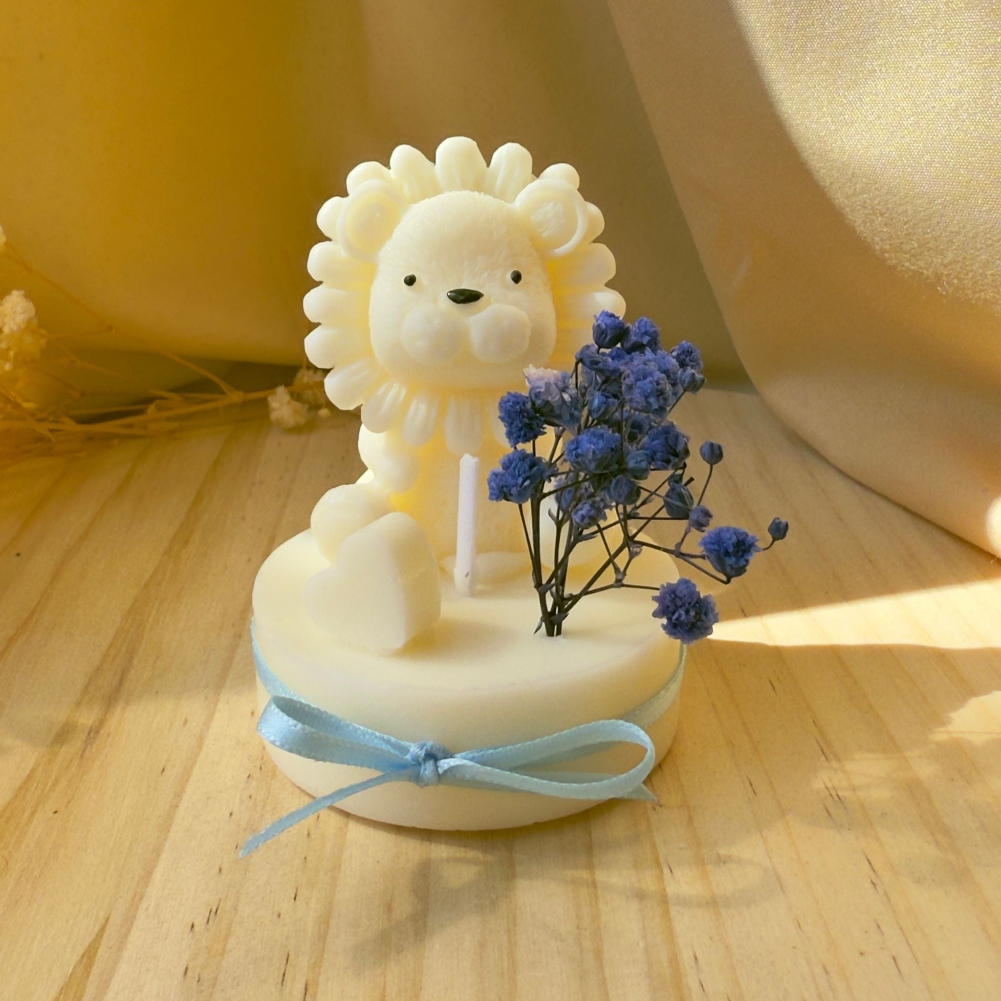 Vela Leão em base personalizada com número ou flor seca - ideal para lembrança dos momentos especiais do seu bebé
