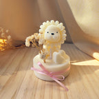 Vela Leão em base personalizada com número ou flor seca - ideal para lembrança dos momentos especiais do seu bebé