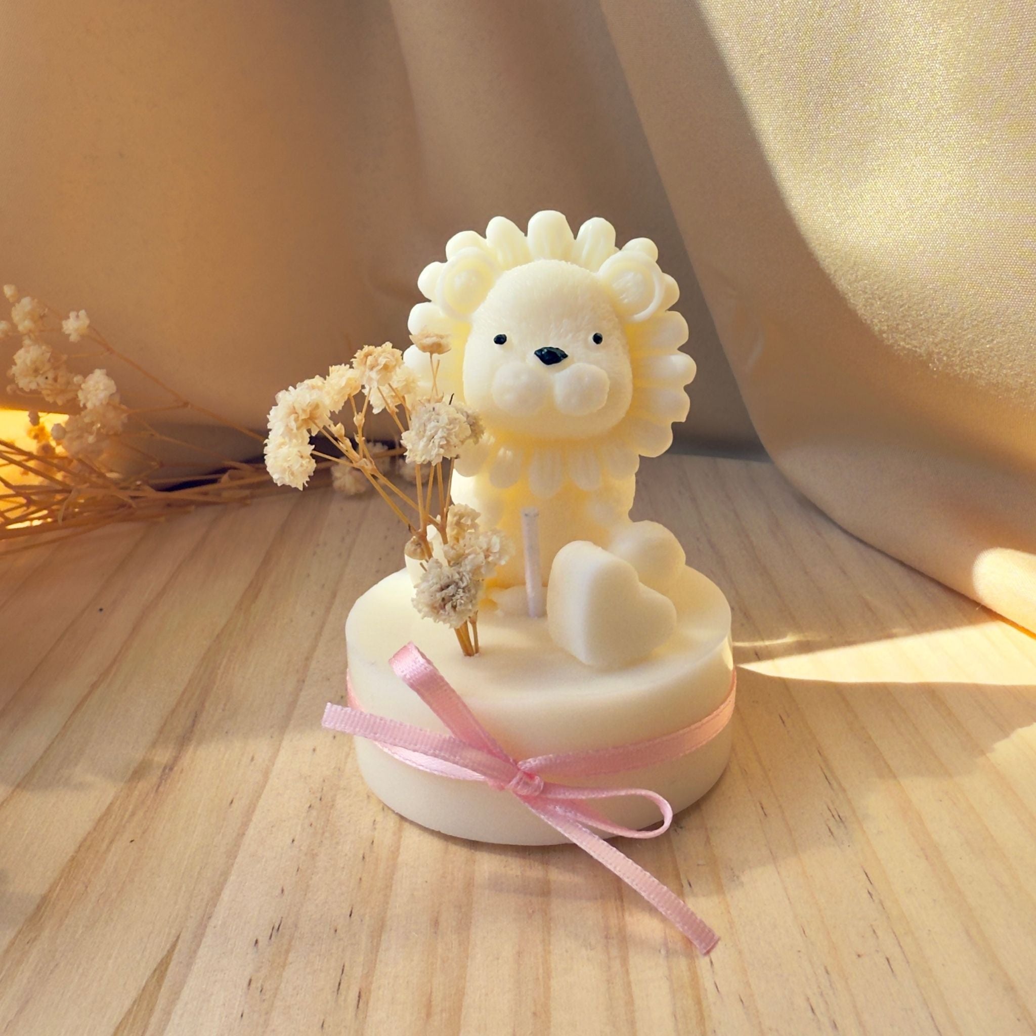 Vela Leão em base personalizada com número ou flor seca - ideal para lembrança dos momentos especiais do seu bebé