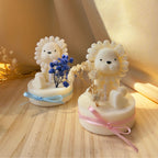 Vela Leão em base personalizada com número ou flor seca - ideal para lembrança dos momentos especiais do seu bebé