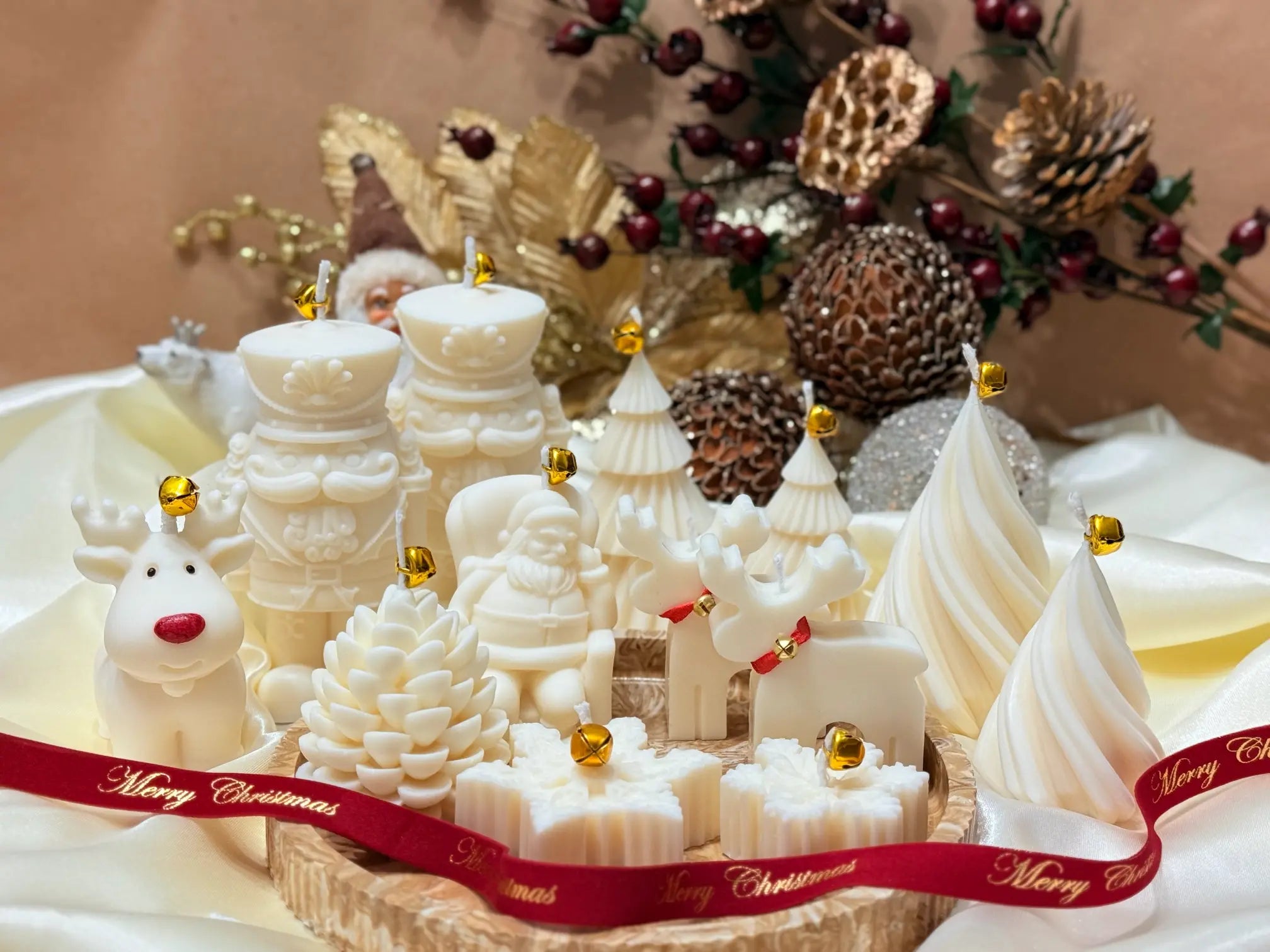 Coleção de velas de Natal artesanais Gardenia Decor feitas à mão em Portugal, com designs natalícios em cera de soja natural.