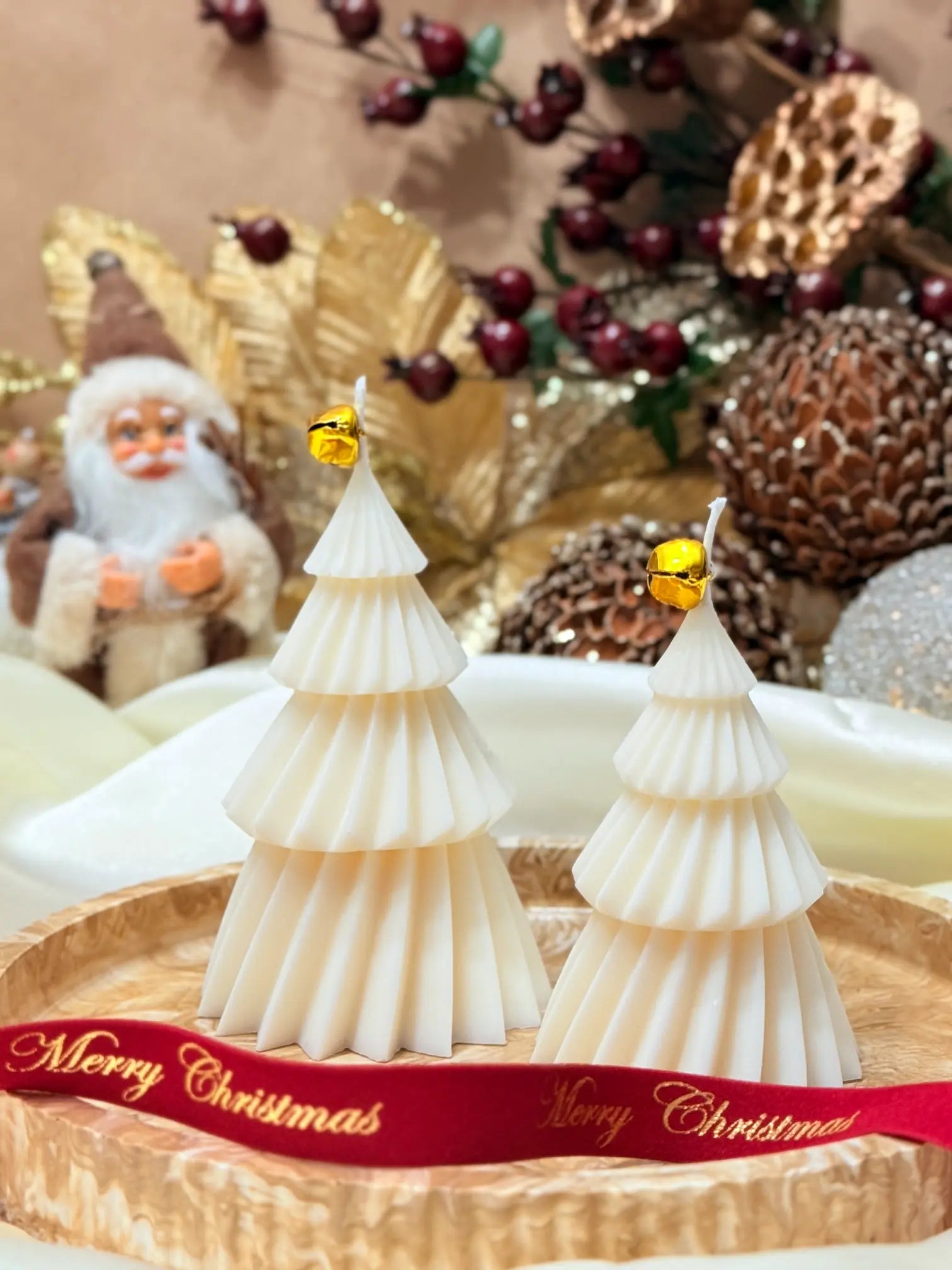 Vela artesanal em forma de árvores de Natal feita à mão em Portugal com cera de soja natural.