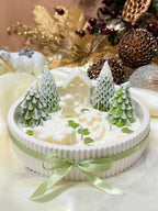 Vela artesanal Floresta Nevada com base em jesmonite e cera de soja natural, feita à mão em Portugal.