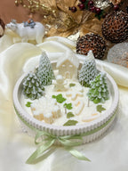 Vela artesanal Floresta Nevada com base em jesmonite e cera de soja natural, feita à mão em Portugal.