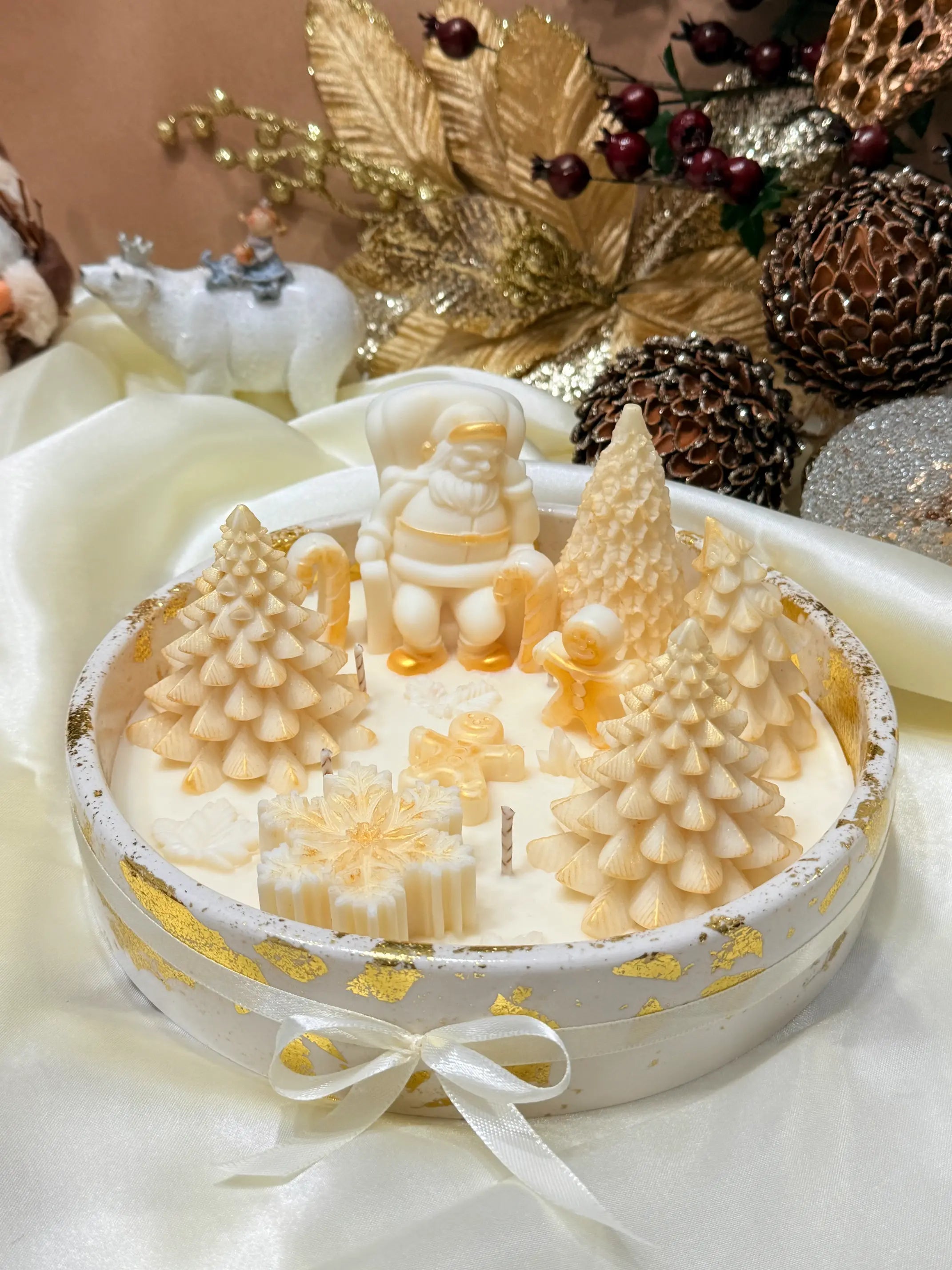 Vela artesanal Magia de Natal feita à mão em Portugal, com base em jesmonite e fragrância Floresta Encantada.