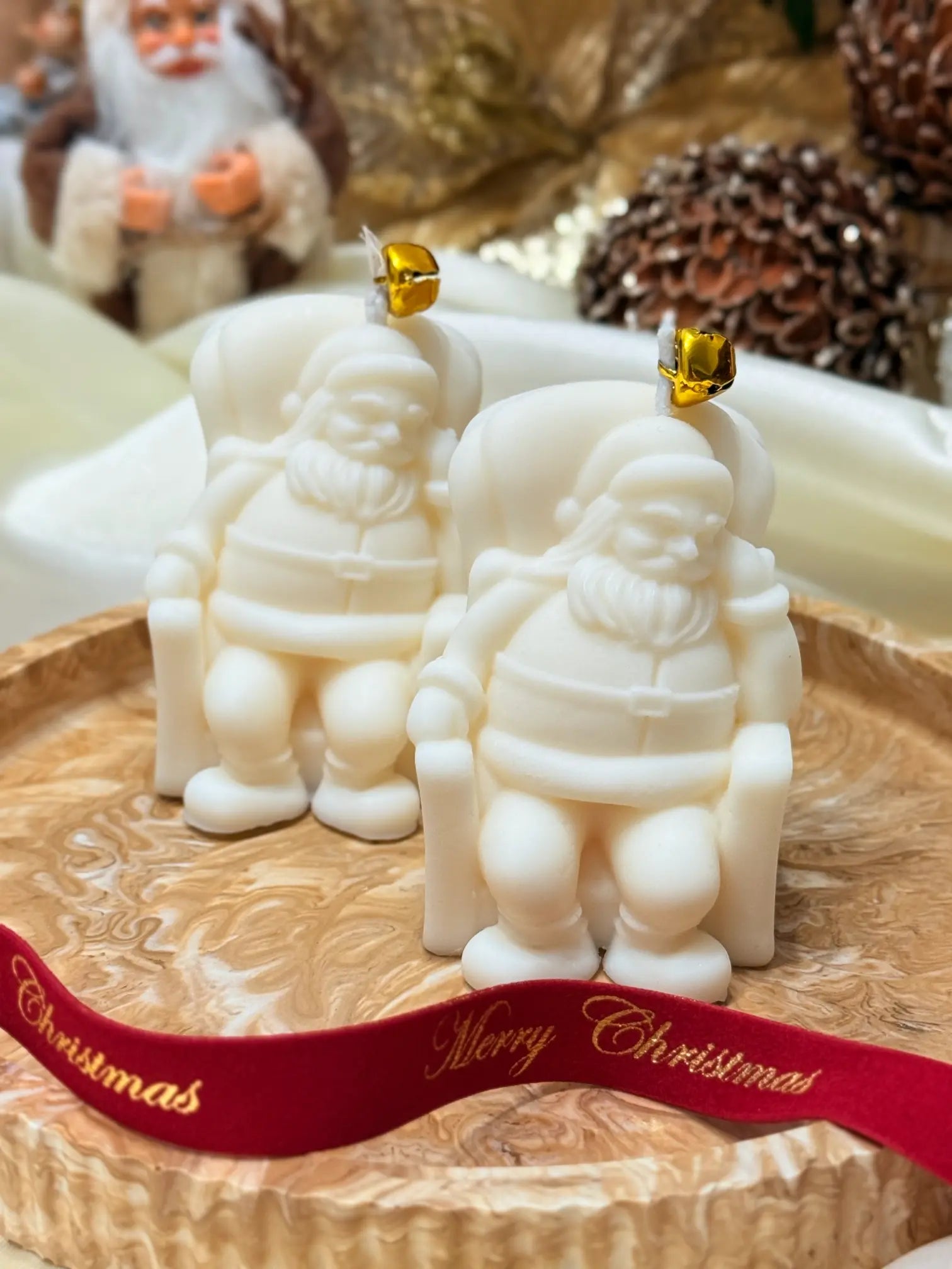 Vela artesanal Pai Natal feita à mão em Portugal com cera de soja natural, ideal para decoração e oferta de Natal.