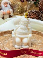 Vela artesanal Pai Natal feita à mão em Portugal com cera de soja natural, ideal para decoração e oferta de Natal.