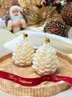 Vela artesanal Pinheiro Gelado feita à mão em Portugal com cera de soja natural e fragrância Floresta Encantada.