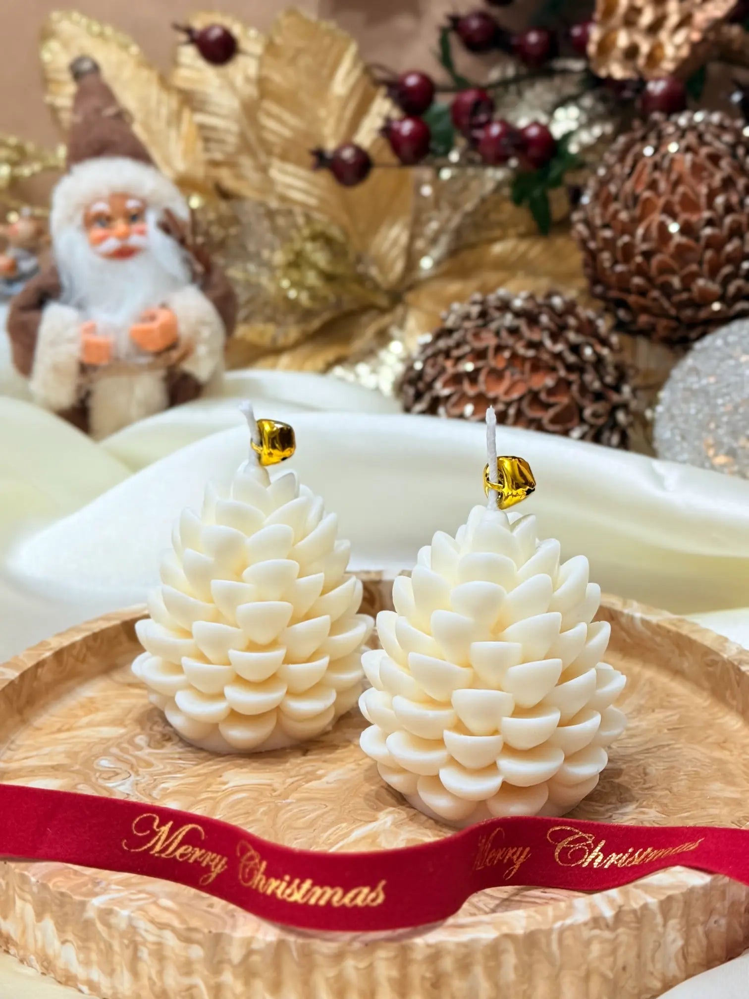 Vela artesanal Pinheiro Gelado feita à mão em Portugal com cera de soja natural e fragrância Floresta Encantada