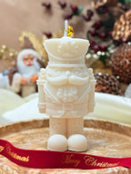 Vela artesanal Quebra-Nozes feita à mão em Portugal com cera de soja natural e aroma doce de gengibre e baunilha.