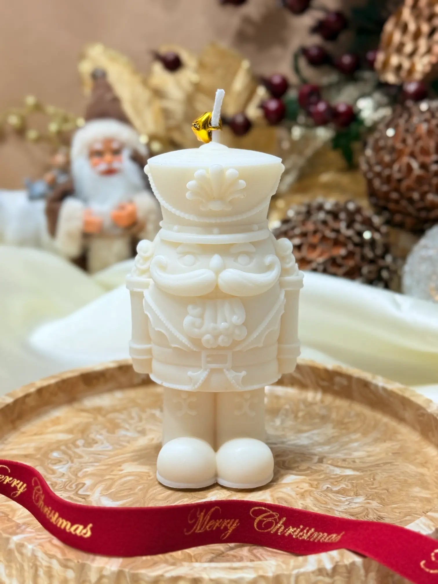 Vela artesanal Quebra-Nozes feita à mão em Portugal com cera de soja natural e aroma doce de gengibre e baunilha.