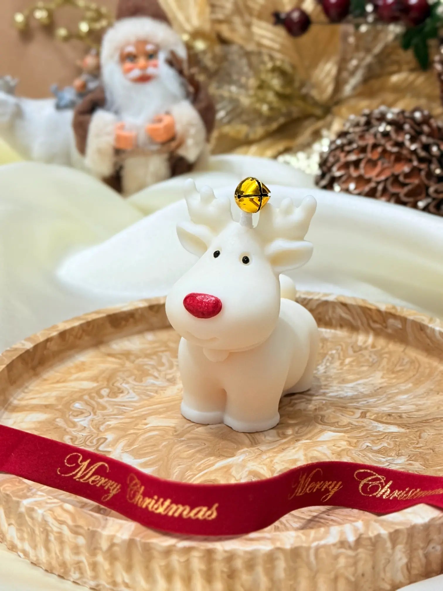 Vela artesanal Rudolph em forma de rena de Natal, feita à mão em Portugal com cera de soja e aroma de gengibre e baunilha.