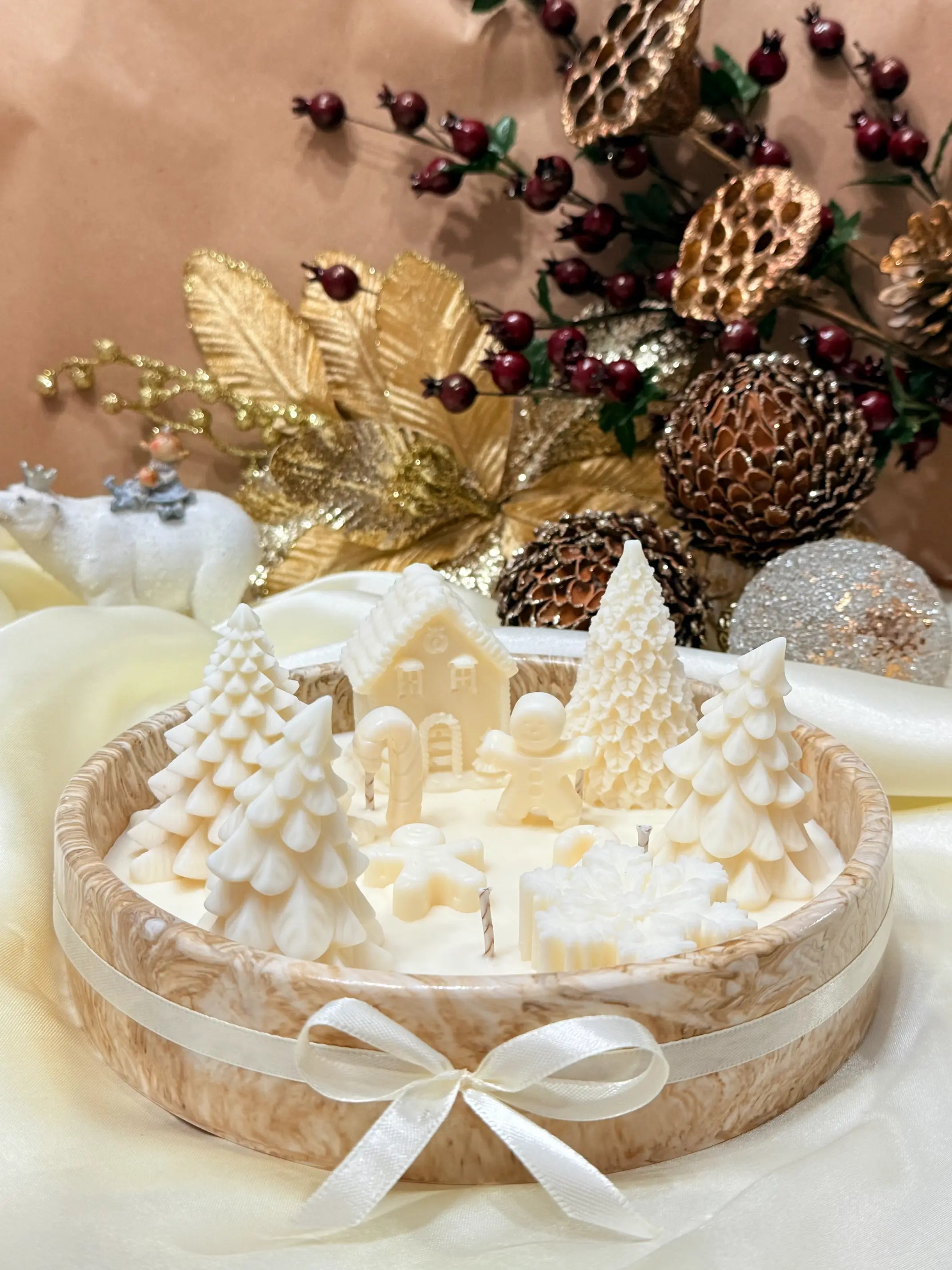 Vela artesanal Sonho de Natal feita à mão em Portugal, com base em jesmonite e fragrância Floresta Encantada.