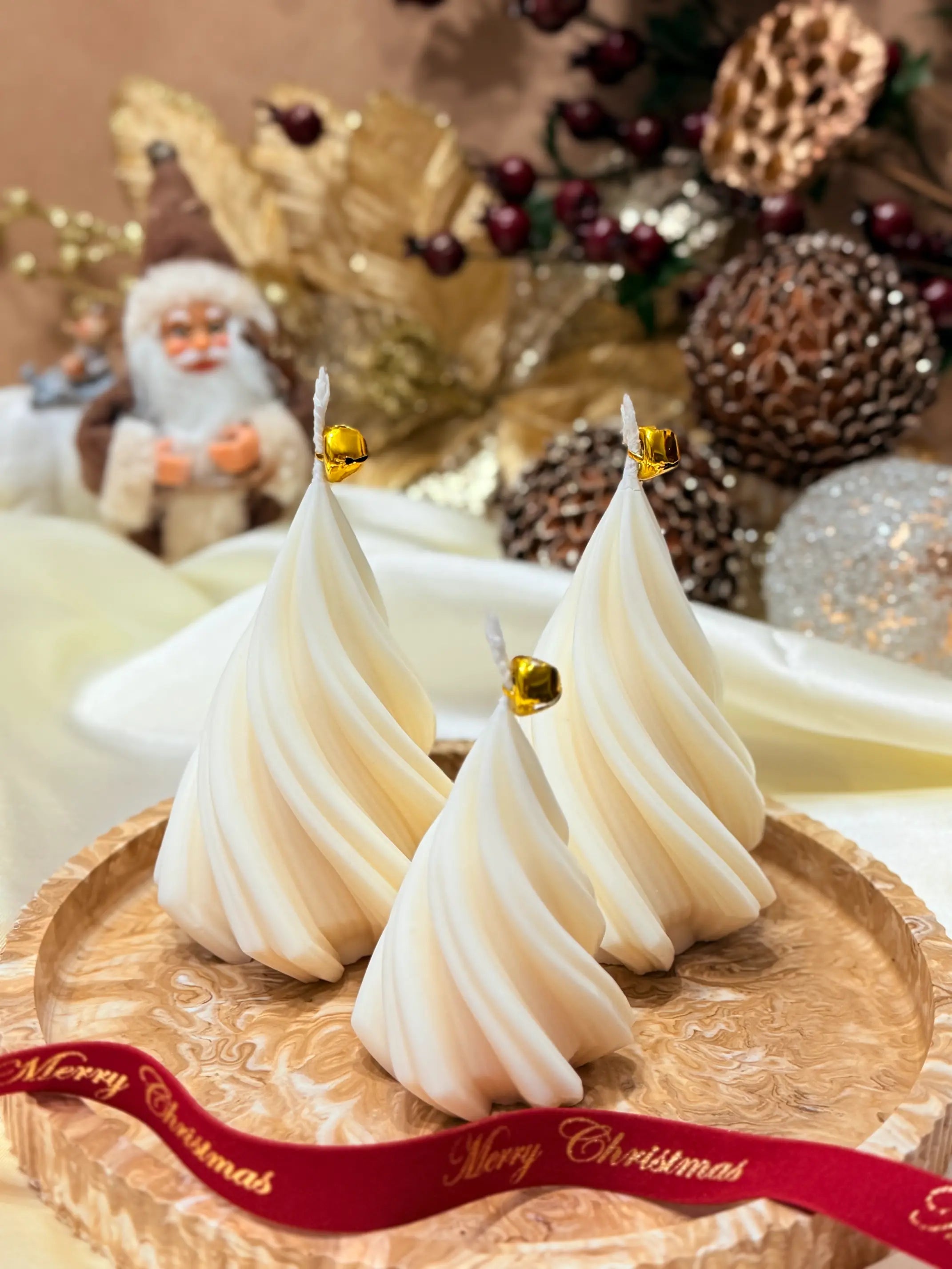 Conjunto de 3 velas artesanais em forma de pinheiro branco, feitas à mão em Portugal, perfeitas para decoração de Natal.